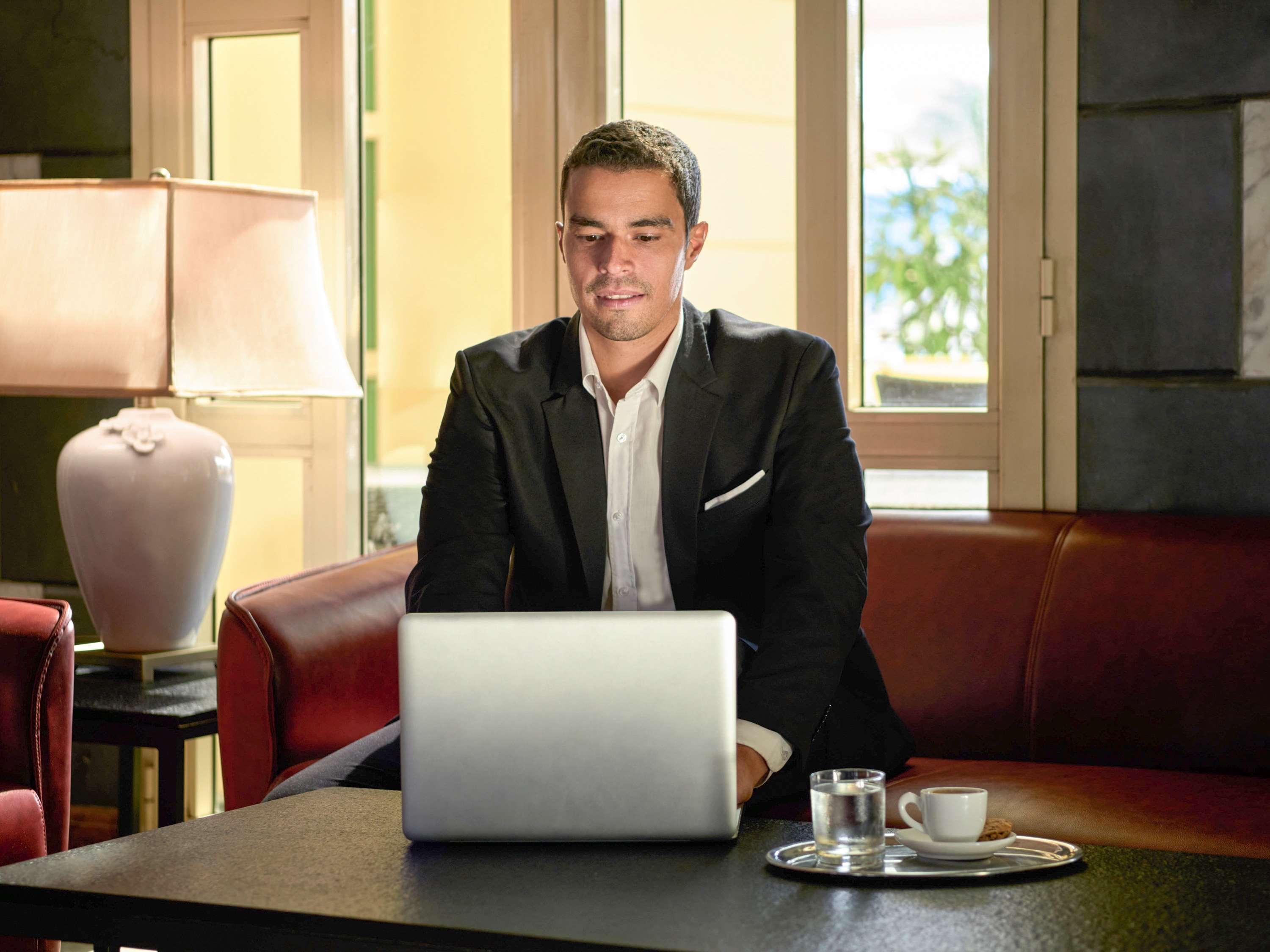 뫼벤픽 카이로 미디어 시티 기자 외부 사진 A business traveller working on a laptop