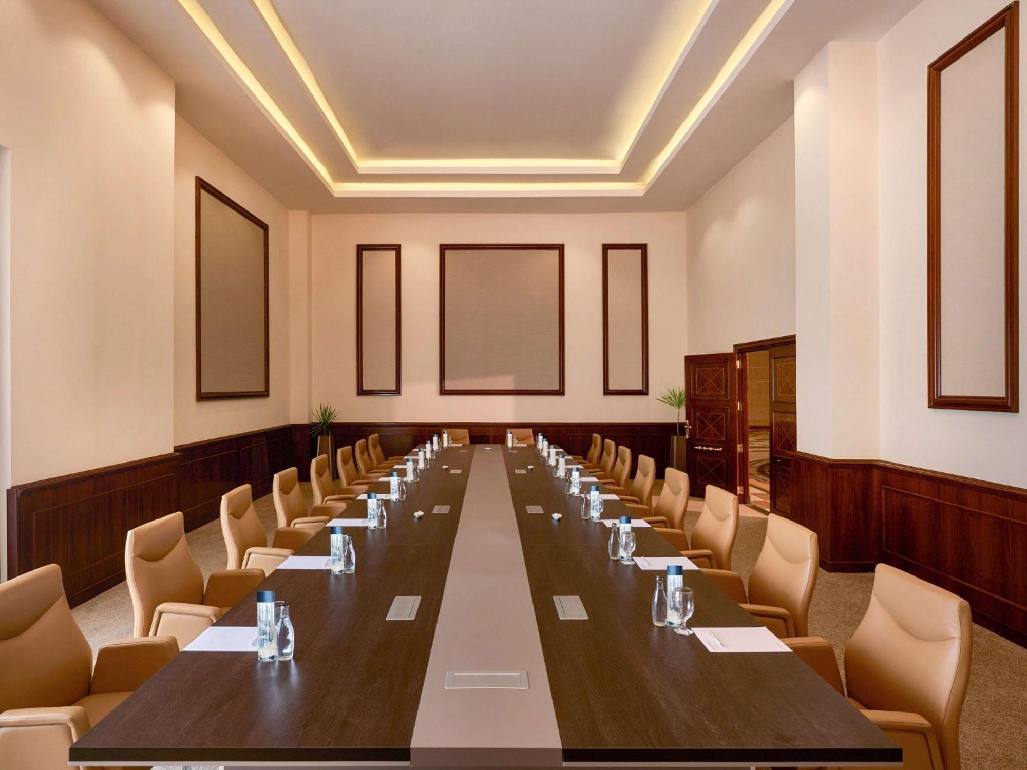 뫼벤픽 카이로 미디어 시티 기자 외부 사진 Boardroom