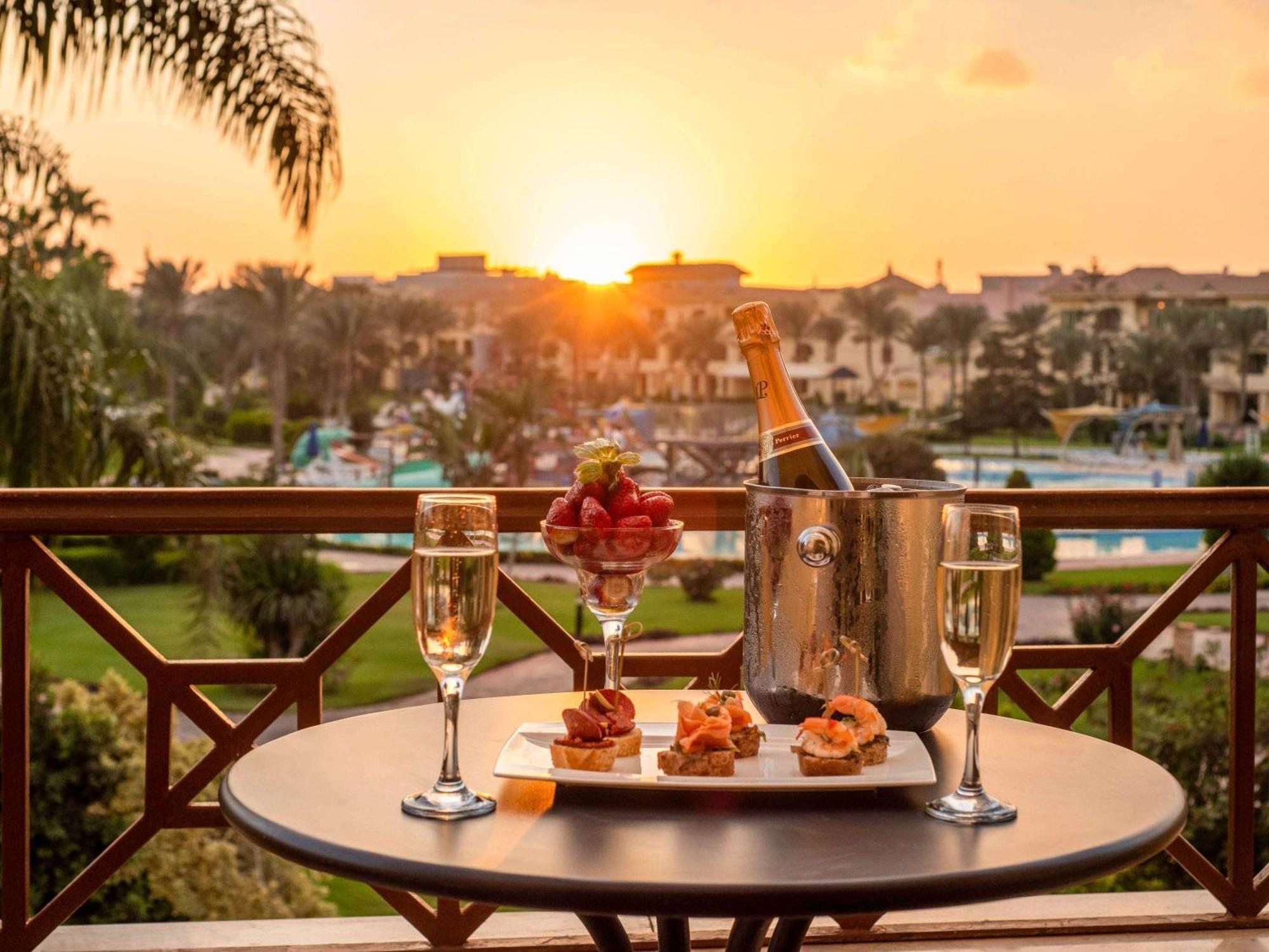 뫼벤픽 카이로 미디어 시티 기자 외부 사진 Sunset at the resort