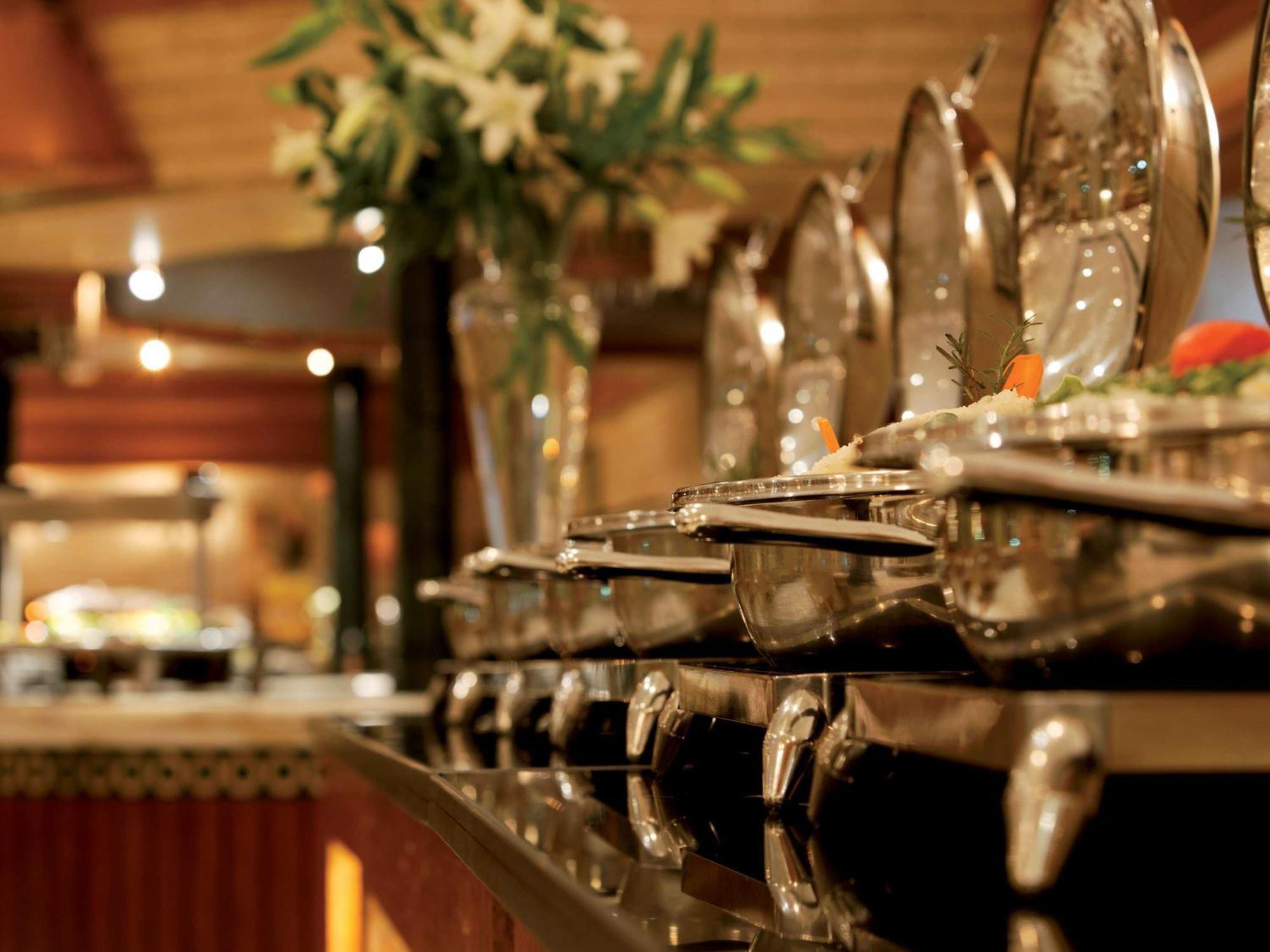 뫼벤픽 카이로 미디어 시티 기자 외부 사진 A buffet at a hotel