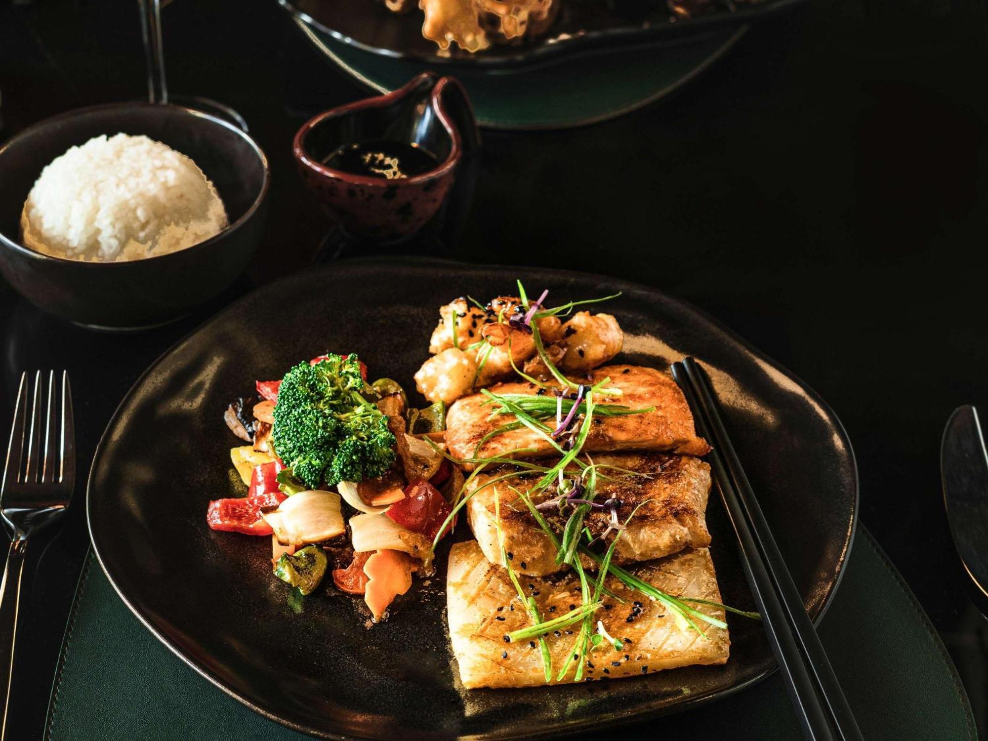 뫼벤픽 카이로 미디어 시티 기자 외부 사진 A plate of tofu with vegetables