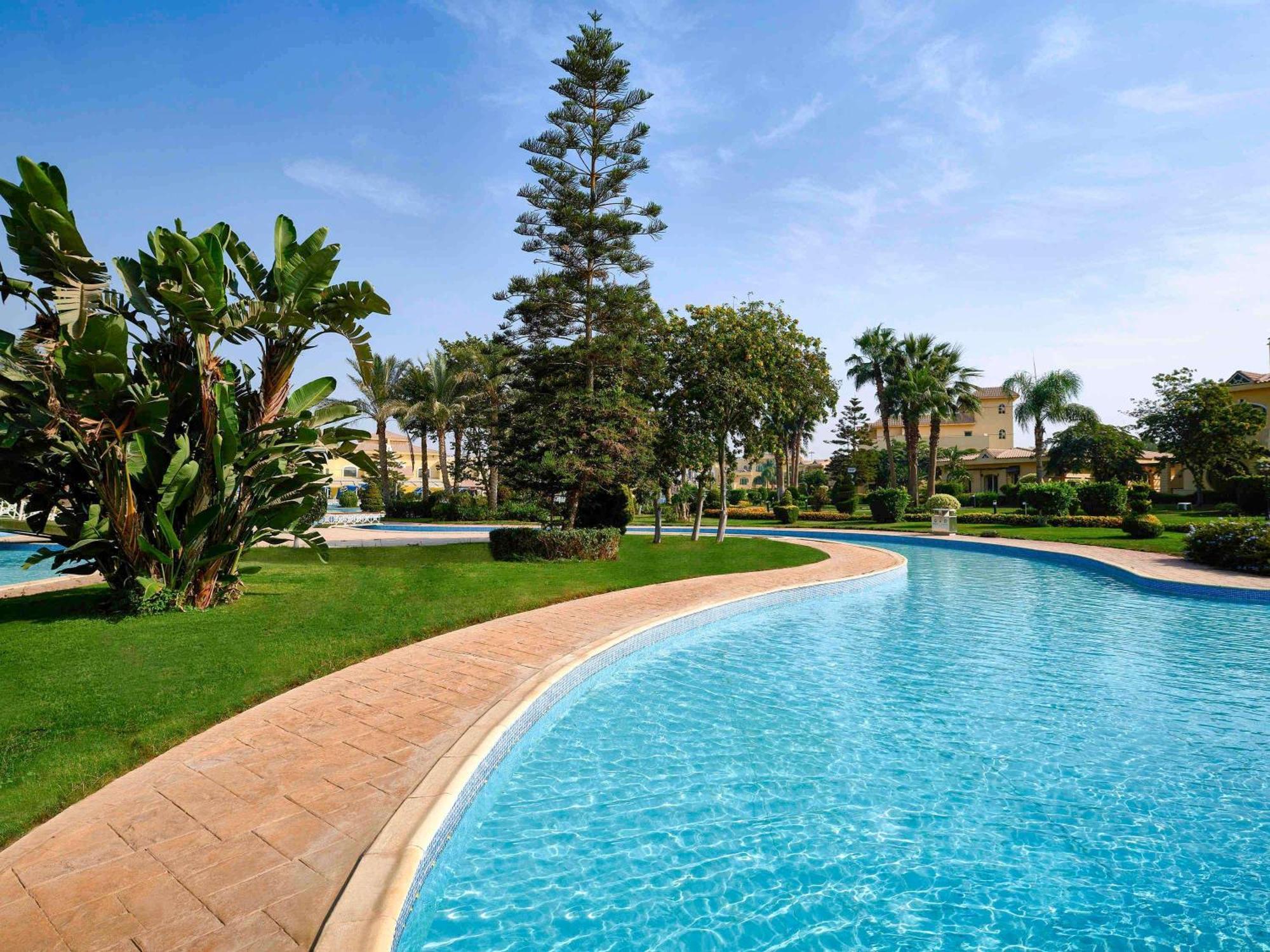 뫼벤픽 카이로 미디어 시티 기자 외부 사진 A swimming pool in a resort